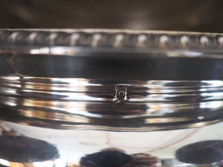 Sucrier en argent 925, poinçon Minerve, à décor de frises de godrons. 