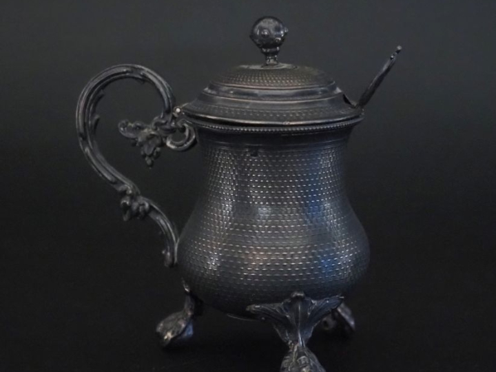 Moutardier de style Louis XVI en argent 925, poinçon Minerve, à décor 