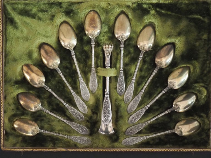 Service à café ou à moka de style louis XVI en argent et argent doré 9