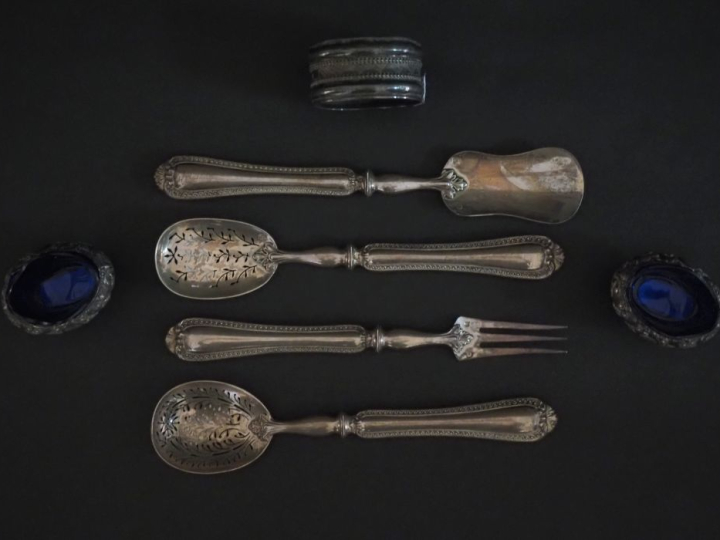 Ensemble comprenant :  - un nécessaire à douceurs  de style Louis XV e