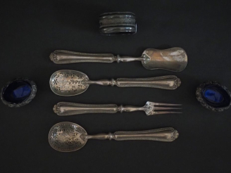 Vente aux enchères Ensemble comprenant :  - un nécessaire à douceurs  de style Louis XV e