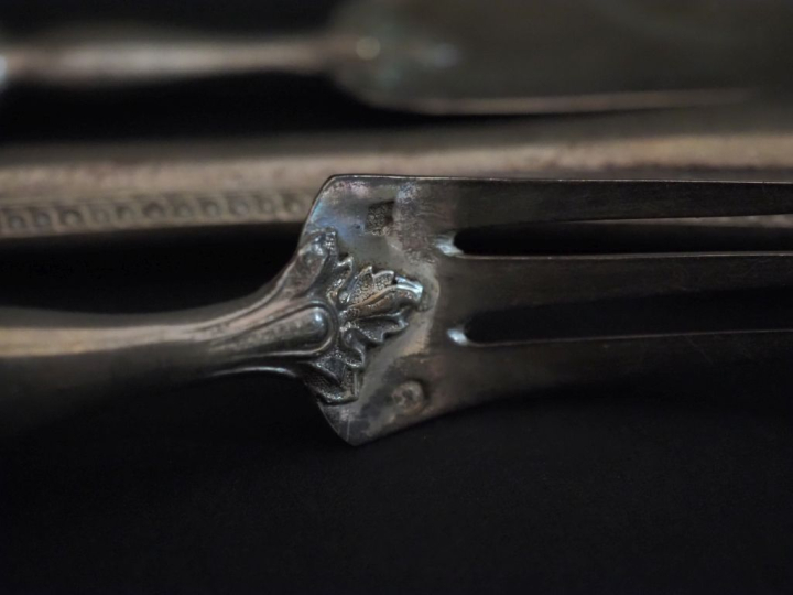 Ensemble comprenant :  - un nécessaire à douceurs  de style Louis XV e