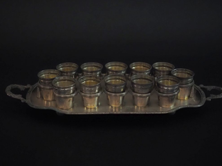 Suite de douze verres à liqueur de style Louis XVI en argent 925, poin