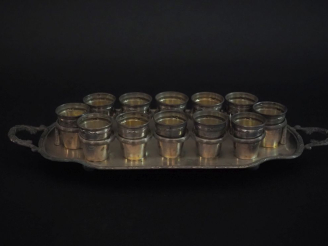 Vente aux enchères Suite de douze verres à liqueur de style Louis XVI en argent 925, poin