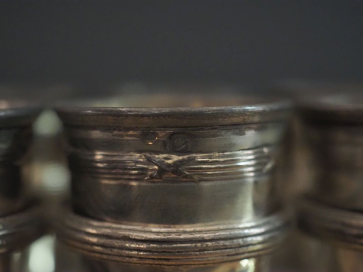 Suite de douze verres à liqueur de style Louis XVI en argent 925, poin