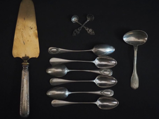 Vente aux enchères Ensemble comprenant :  - une suite de six petites cuillères de style L
