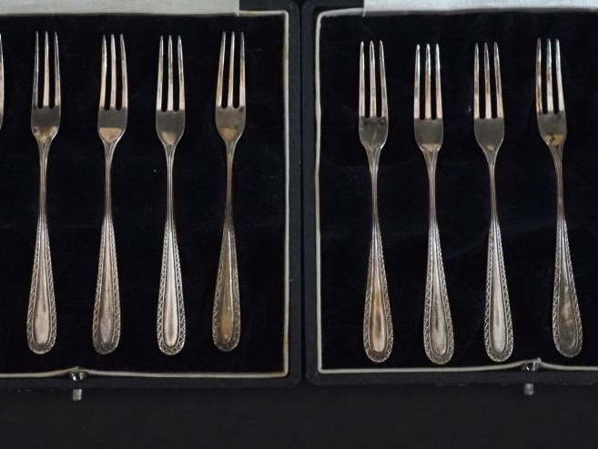 Suite de douze petites fourchettes à escargot en argent étranger 925, 