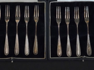 Vente aux enchères Suite de douze petites fourchettes à escargot en argent étranger 925, 