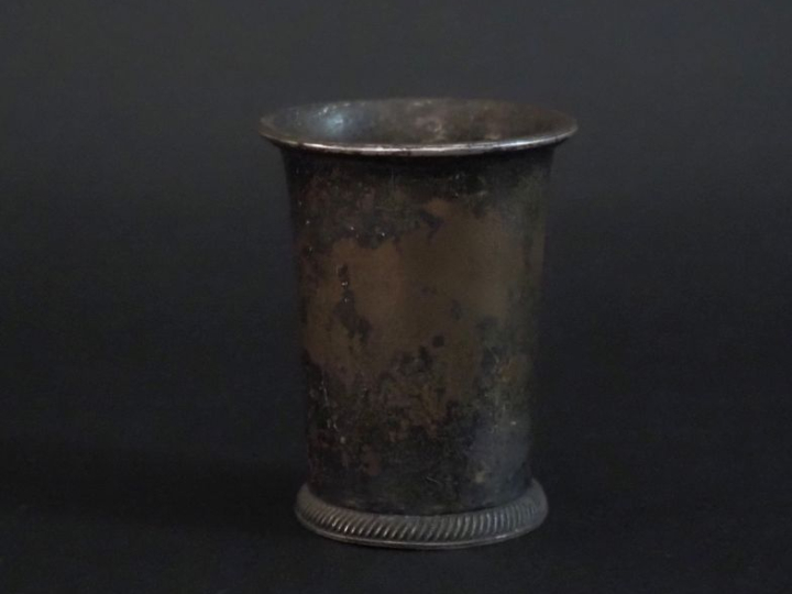 Timbale à fond plat en argent 925, poinçon Minerve.  La base ornée d'u