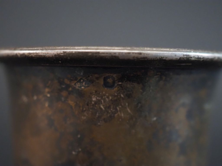 Timbale à fond plat en argent 925, poinçon Minerve.  La base ornée d'u