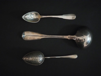 Vente aux enchères Ensemble comprenant :  - une cuillère à crème en argent 925, poinçon M