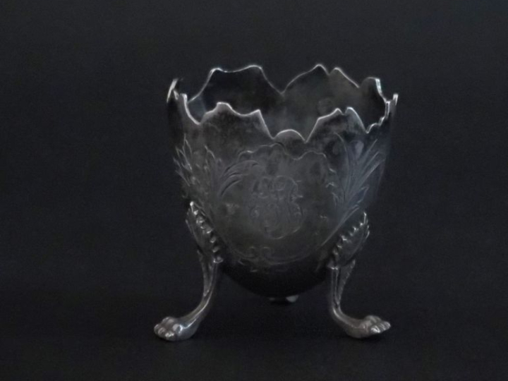 Coquetier tripode en forme de demi coquille d'œuf en argent 925, poinç