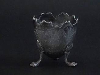Vente aux enchères Coquetier tripode en forme de demi coquille d'œuf en argent 925, poinç
