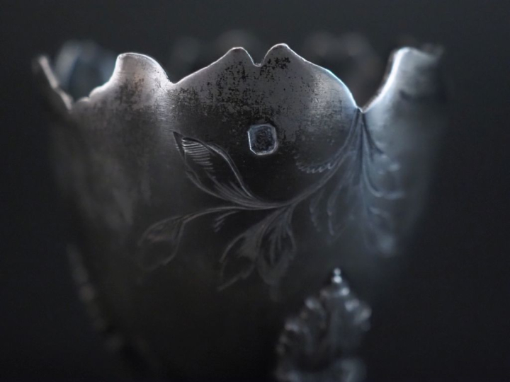 Coquetier tripode en forme de demi coquille d'œuf en argent 925, poinç