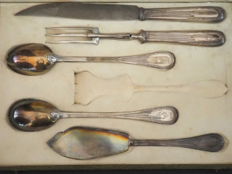 Vente aux enchères Ensemble comprenant un couvert à servir la salade et une pelle à tarte