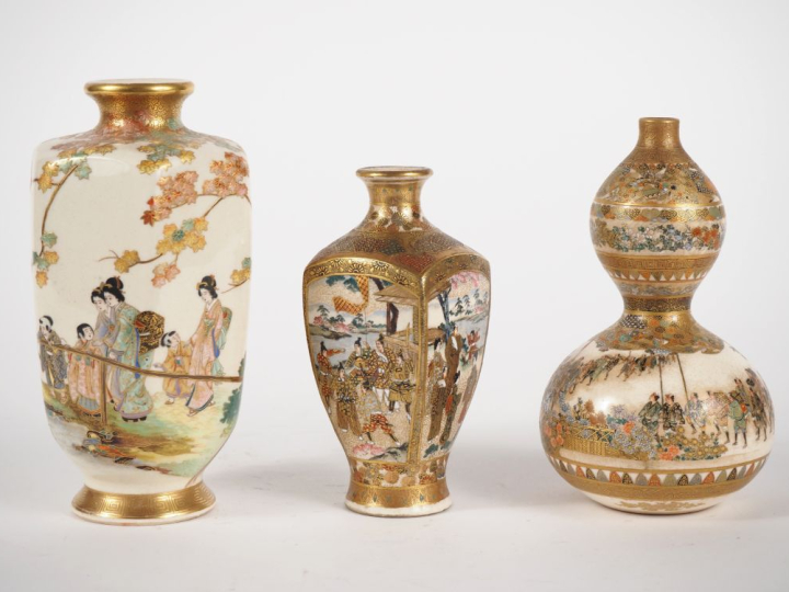 Japon, fin de la période Meiji Trois vases en faïence de Satsuma, l’un