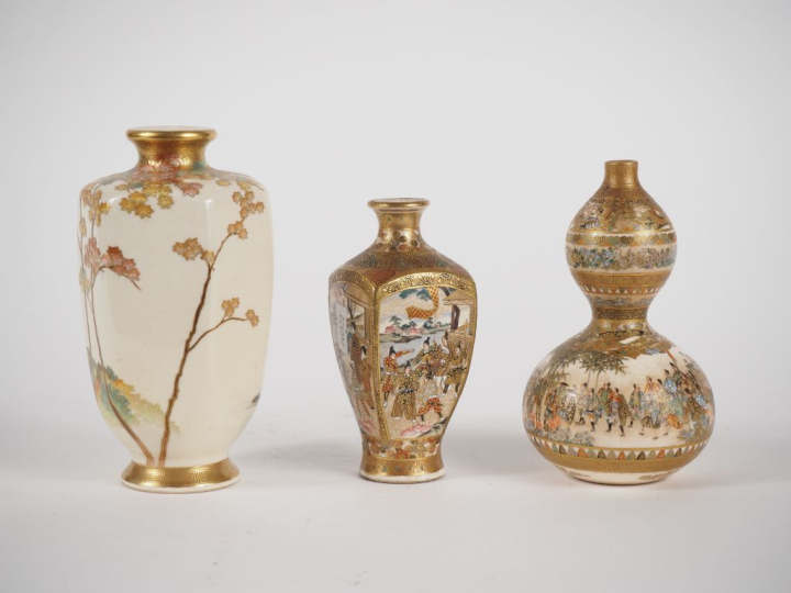 Japon, fin de la période Meiji Trois vases en faïence de Satsuma, l’un