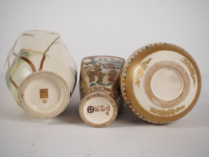 Japon, fin de la période Meiji Trois vases en faïence de Satsuma, l’un