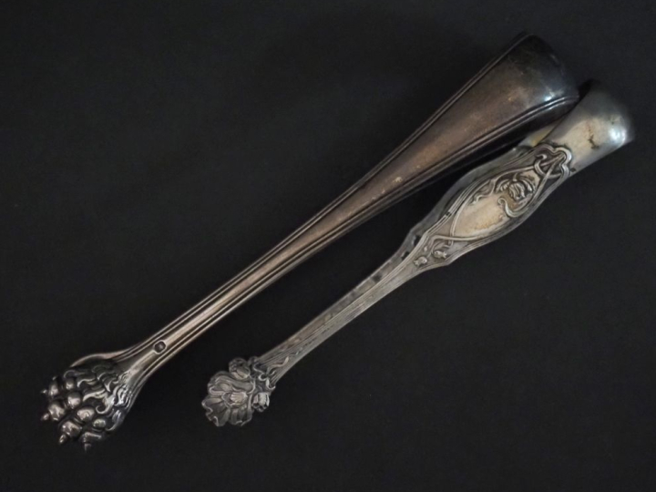 Ensemble comprenant :  - une pince à sucre de style Art Nouveau en arg