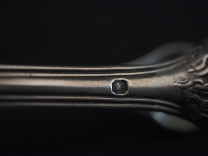 Ensemble comprenant :  - une pince à sucre de style Art Nouveau en arg