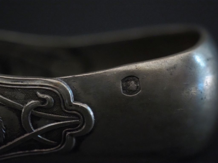 Ensemble comprenant :  - une pince à sucre de style Art Nouveau en arg