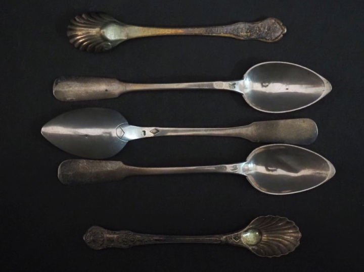 Ensemble comprenant :  - une suite de trois cuillères à moka en argent