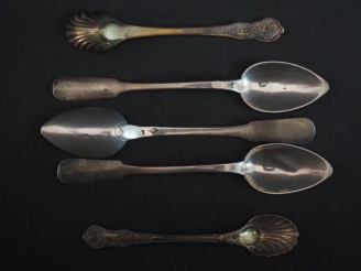 Vente aux enchères Ensemble comprenant :  - une suite de trois cuillères à moka en argent