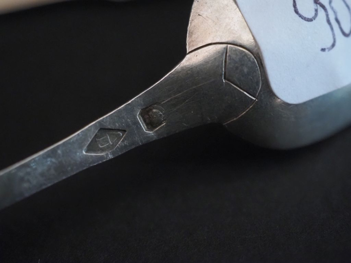 Ensemble comprenant :  - une suite de trois cuillères à moka en argent