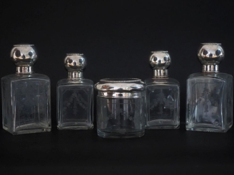 Vente aux enchères Garniture de toilette de style Louis XVI en cristal gravé et argent 92