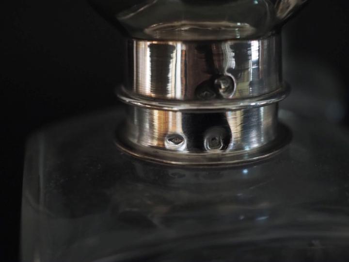 Garniture de toilette de style Louis XVI en cristal gravé et argent 92