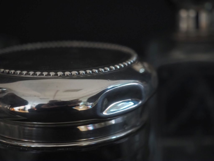 Garniture de toilette de style Louis XVI en cristal gravé et argent 92