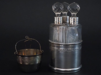 Vente aux enchères Cave à parfum de style Louis XVI en argent 925, poinçon Minerve et cri