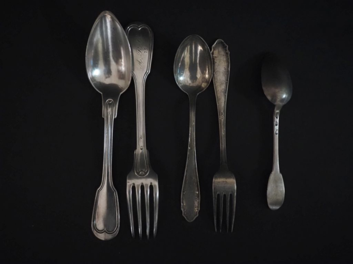 Ensemble comprenant :  - un grand couverts en argent 925, poinçon Mine