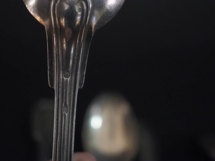 Ensemble comprenant :  - un grand couverts en argent 925, poinçon Mine