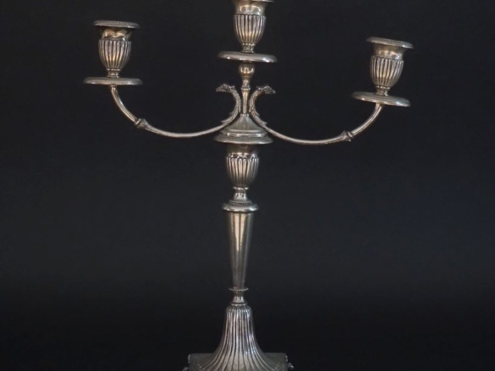 Candélabre à trois bras de lumières en argent 800, à décor de godrons,
