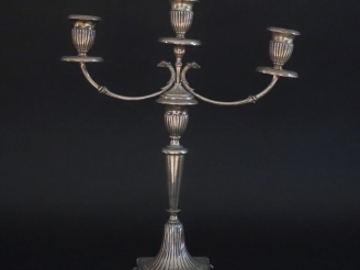 Vente aux enchères Candélabre à trois bras de lumières en argent 800, à décor de godrons,