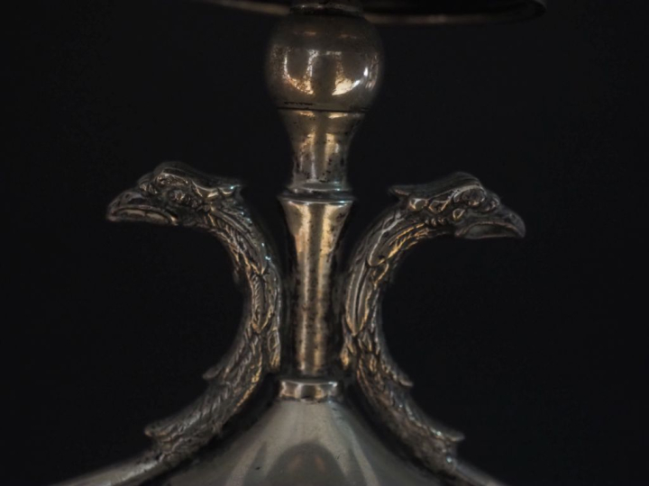 Candélabre à trois bras de lumières en argent 800, à décor de godrons,