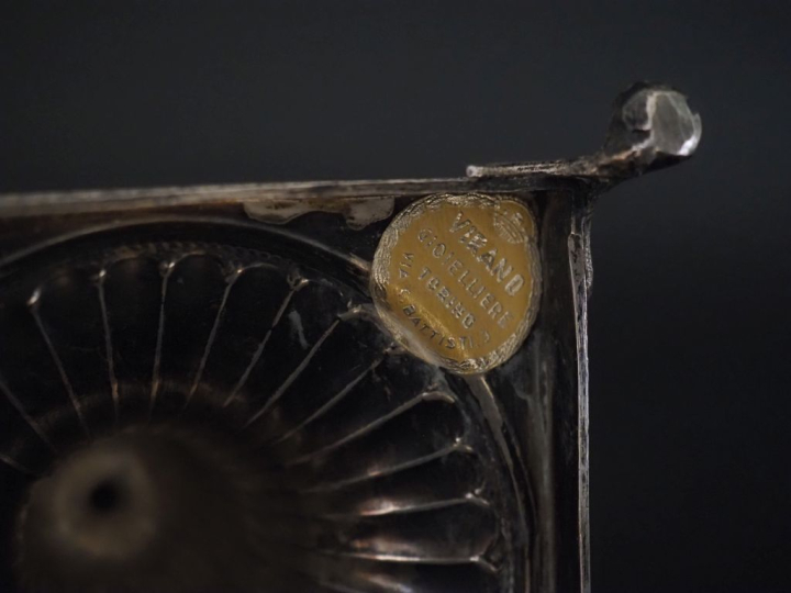 Candélabre à trois bras de lumières en argent 800, à décor de godrons,