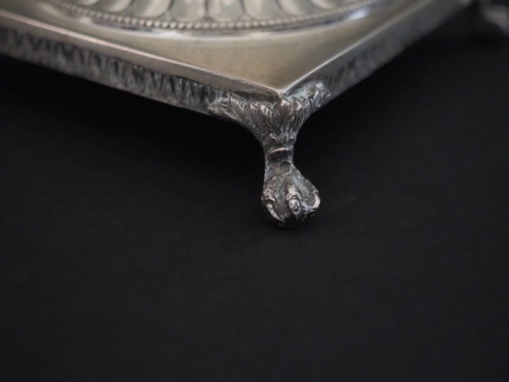 Candélabre à trois bras de lumières en argent 800, à décor de godrons,