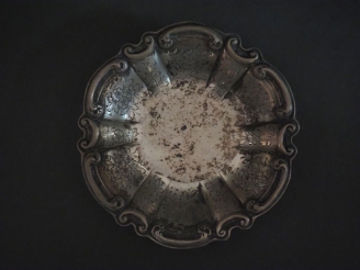 Vente aux enchères Petite coupe polylobée en argent étranger 800, à décor de fleurs et de