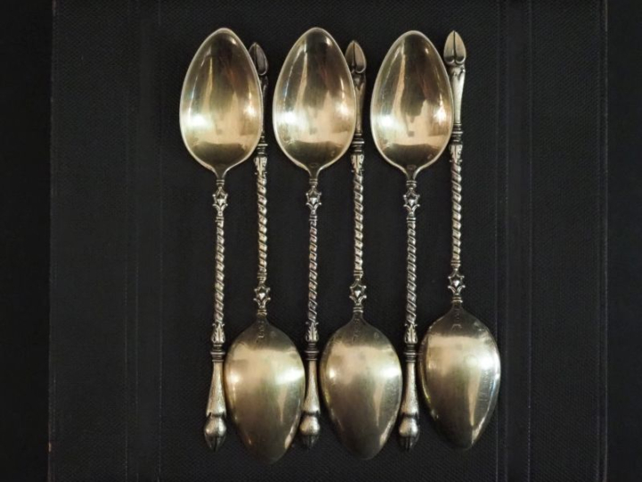 Suite de six cuillères à moka en argent et argent doré étranger 800, m