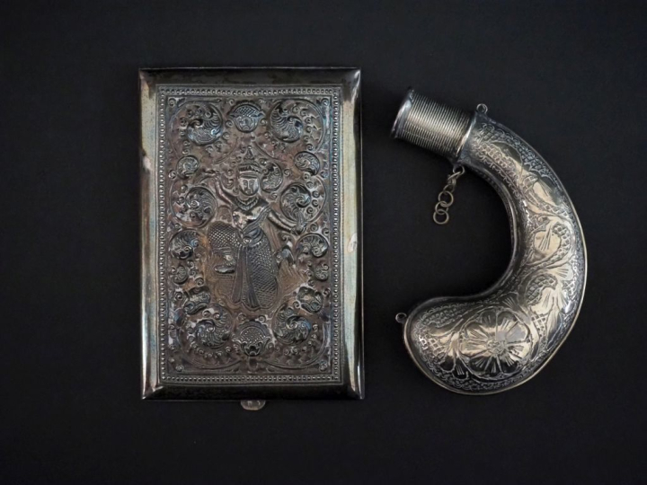 Etui à cigarettes en argent étranger 900, à décor de divinité parmi de