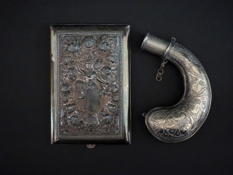 Vente aux enchères Etui à cigarettes en argent étranger 900, à décor de divinité parmi de