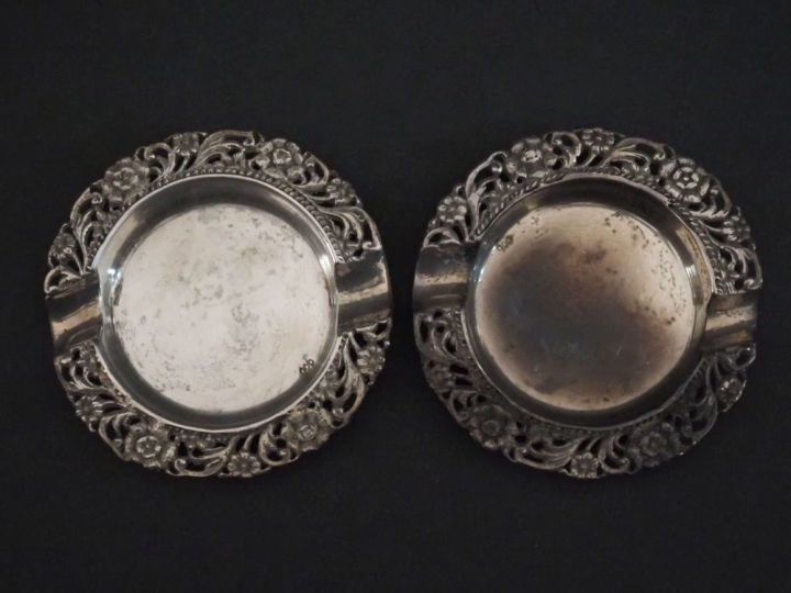 Paire de cendriers en argent étranger 900, à décor ajouré sur le pourt