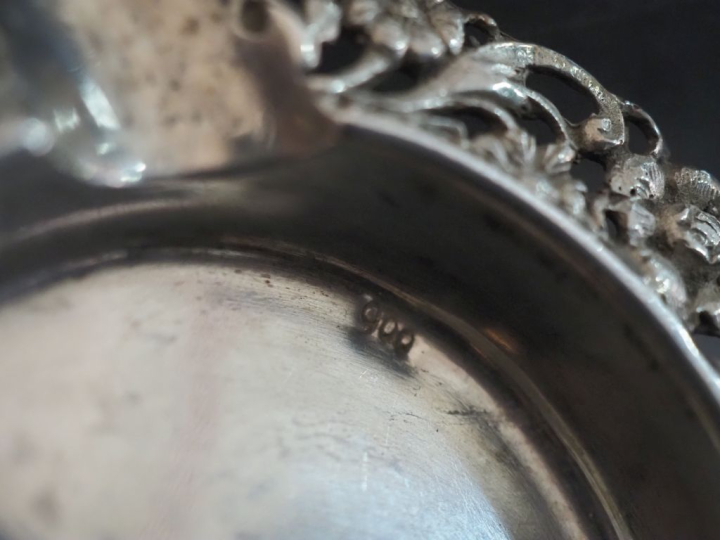 Paire de cendriers en argent étranger 900, à décor ajouré sur le pourt