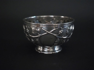 Vente aux enchères Petite coupe sur piédouche en argent anglais, à décor au repoussé de p