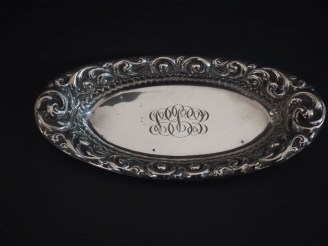 Vente aux enchères Coupe de forme oblongue en argent atrenger, à décor au repoussé de rin