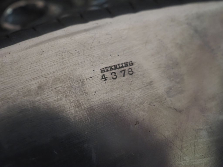 Coupe de forme oblongue en argent atrenger, à décor au repoussé de rin