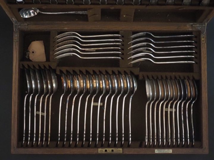 HARRODS Ltd - Silversmiths   Cutlers, London  Ménagère en métal argent