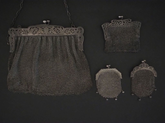 Vente aux enchères Ensemble comprenant trois petites bourses en argent et une minaudière 